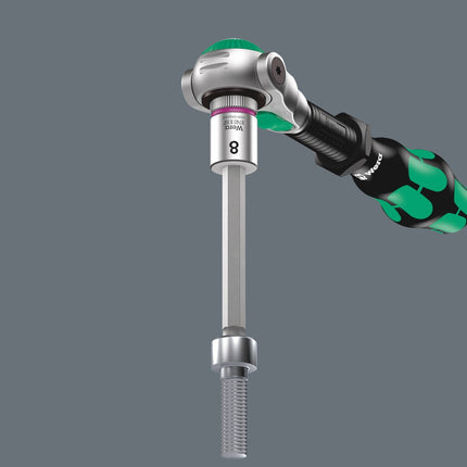 <b>Bit-doppen met vasthoudfunctie voor binnenzeskant-schroeven</b><br/>De klemkracht voor de binnenzeskant-schroef op de bit-dop wordt geleverd door een verende kogel op de bit. Bijzonder handig bij werkzaamheden op beperkte ruimte, waarbij het niet mogelijk is om de schroef met de andere hand vast 