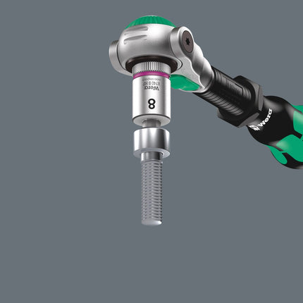 <b>Bit-doppen met vasthoudfunctie voor binnenzeskant-schroeven</b><br/>De klemkracht voor de binnenzeskant-schroef op de bit-dop wordt geleverd door een verende kogel op de bit. Bijzonder handig bij werkzaamheden op beperkte ruimte, waarbij het niet mogelijk is om de schroef met de andere hand vast 