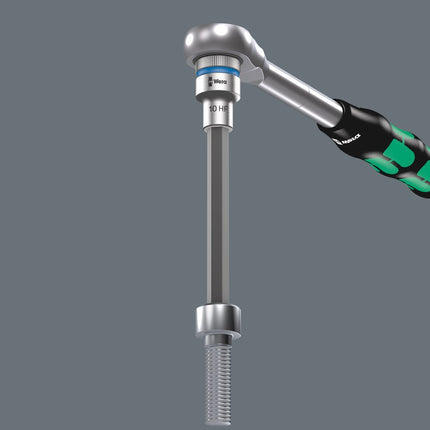 <b>Bit-doppen met vasthoudfunctie voor binnenzeskant-schroeven</b><br/>De klemkracht voor de binnenzeskant-schroef op de bit-dop wordt geleverd door een verende kogel op de bit. Bijzonder handig bij werkzaamheden op beperkte ruimte, waarbij het niet mogelijk is om de schroef met de andere hand vast 