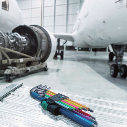 We hebben de klassieke Stiftsleutels onder de loep genomen omdat deze bij gebruik maar al te vaak de schroefkop afrondt. Met als gevolg dat schroeven niet meer gedraaid kunnen worden en de sleutel van de kop afglijdt. Wera Hex-Plus-gereedschap is voorzien van grotere contactvlakken met de schroefkop