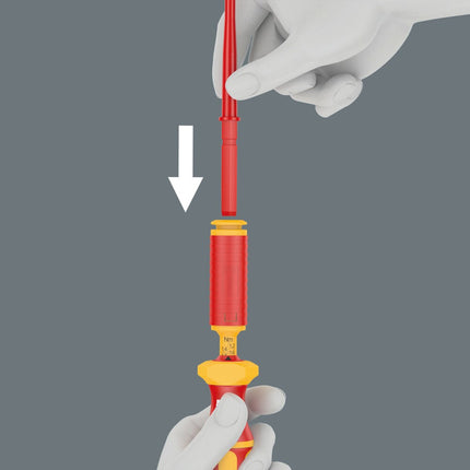<b>Kling plaatsen</b><br/>Afhankelijk van de werkzaamheden die moeten worden uitgevoerd, plaatst u een geïsoleerde wisselkling met het vereiste aandrijfprofiel of een schakelkastsleutel in de greephouder.