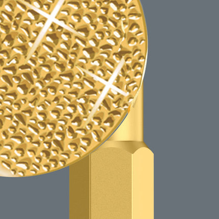 <b>Reduceert de cam-out-krachten</b><br/>De kleine stukjes diamant, die op de punt van de bit zijn aangebracht, bijten zich in de schroef vast en zorgen voor een superieure grip en voorkomen het uitglijden uit de schroefkop. Door deze extreme grip en betere pasvorm, wordt de schroef ontlast. De Cam-